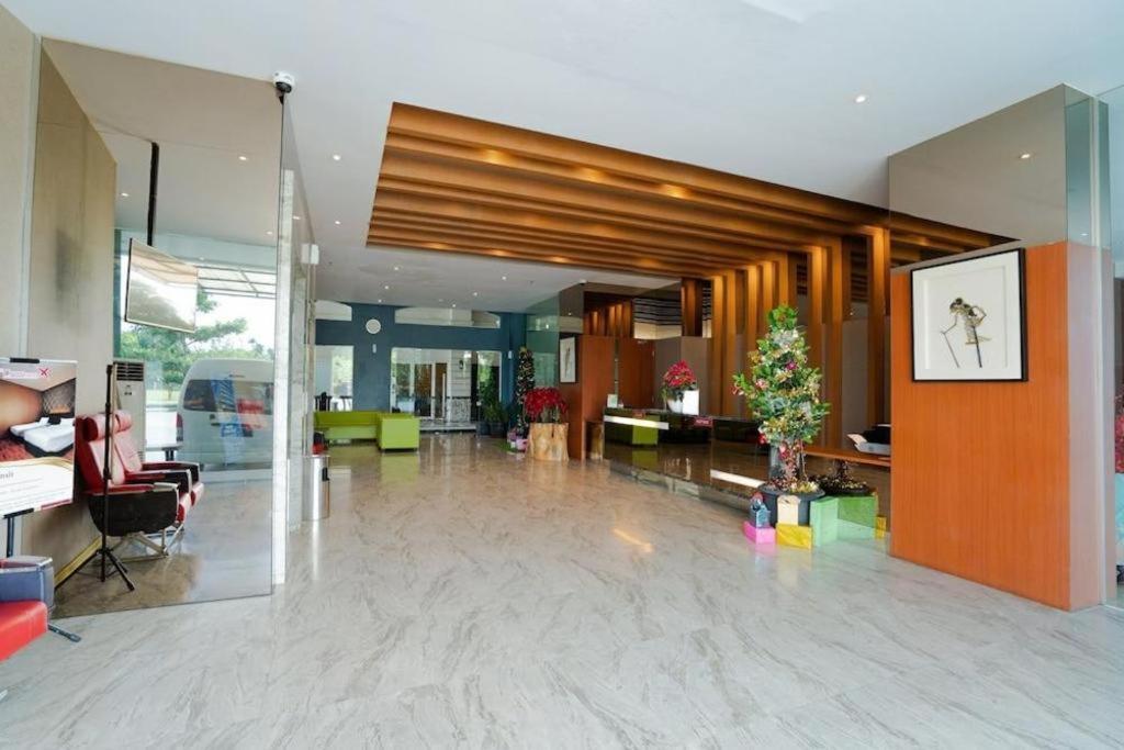 The Crew Hotel Kualanamu International Airport Medan Exterior foto
